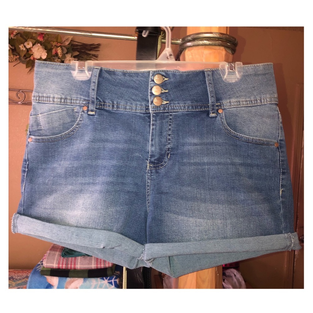 Stretchy high-rise shorts 🌊